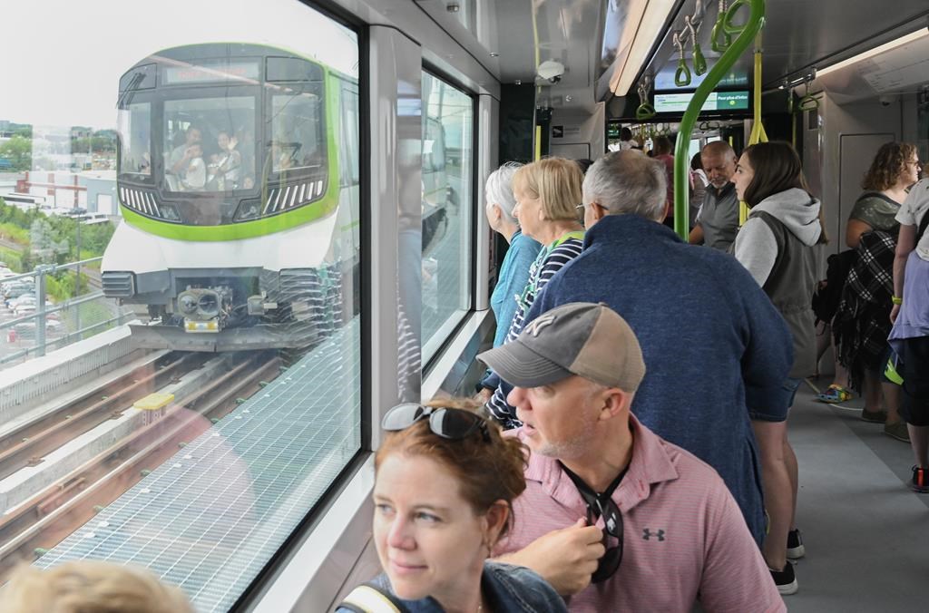 Des centaines de personnes font la file à Montréal pour emprunter le REM
