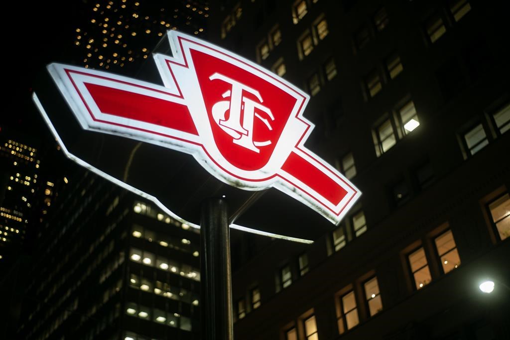 Des autobus pour remplacer le service d'un train de banlieue qui a déraillé à Toronto