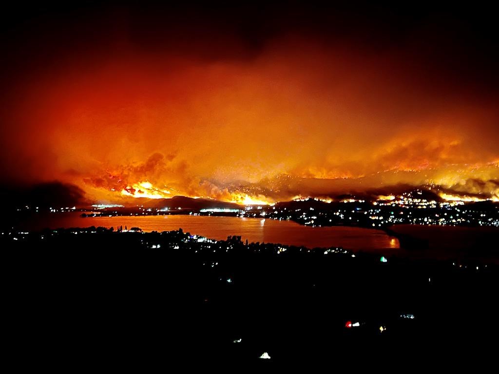 Un feu de forêt déclenché aux États-Unis a traversé la frontière canado-américaine