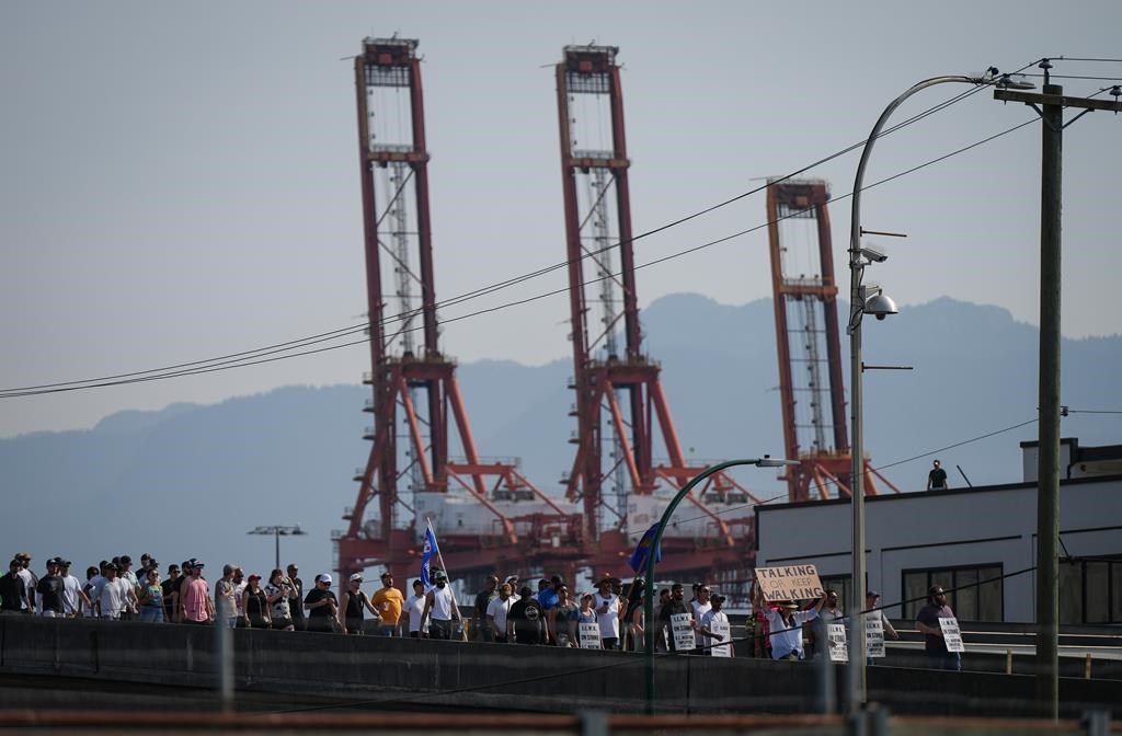 Les grévistes des ports en Colombie-Britannique prennent connaissance de l'entente