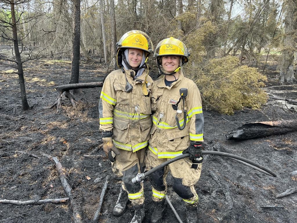 De jeunes Canadiens passent leur été à combattre les incendies de forêt