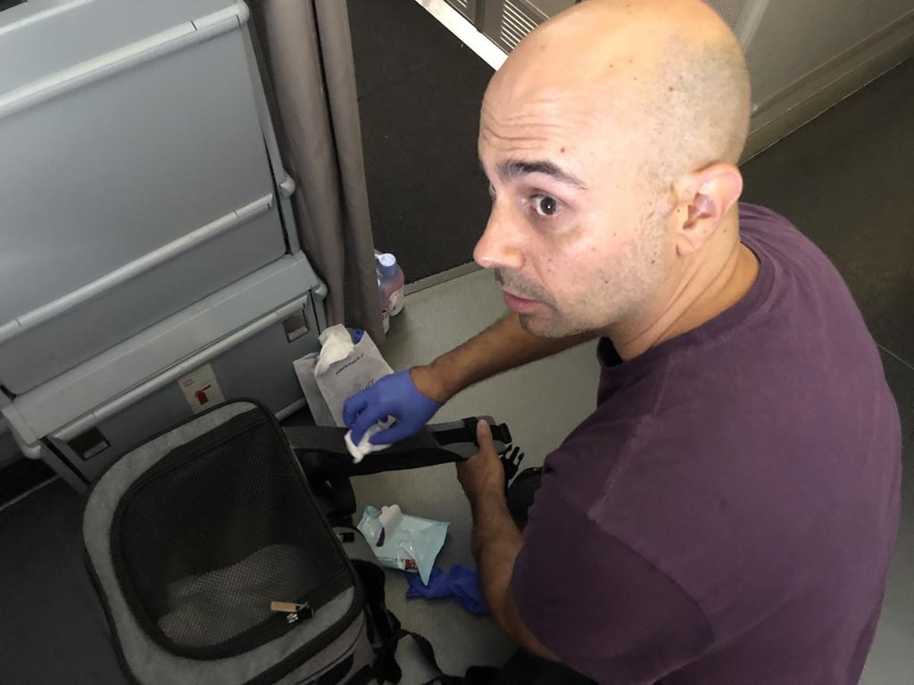 Un passager d'Air France soutient que le plancher devant lui était souillé de sang