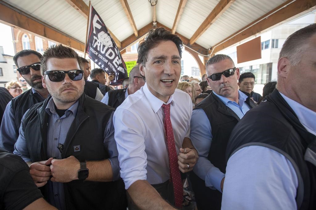 Des manifestants perturbent une activité de Trudeau en Ontario