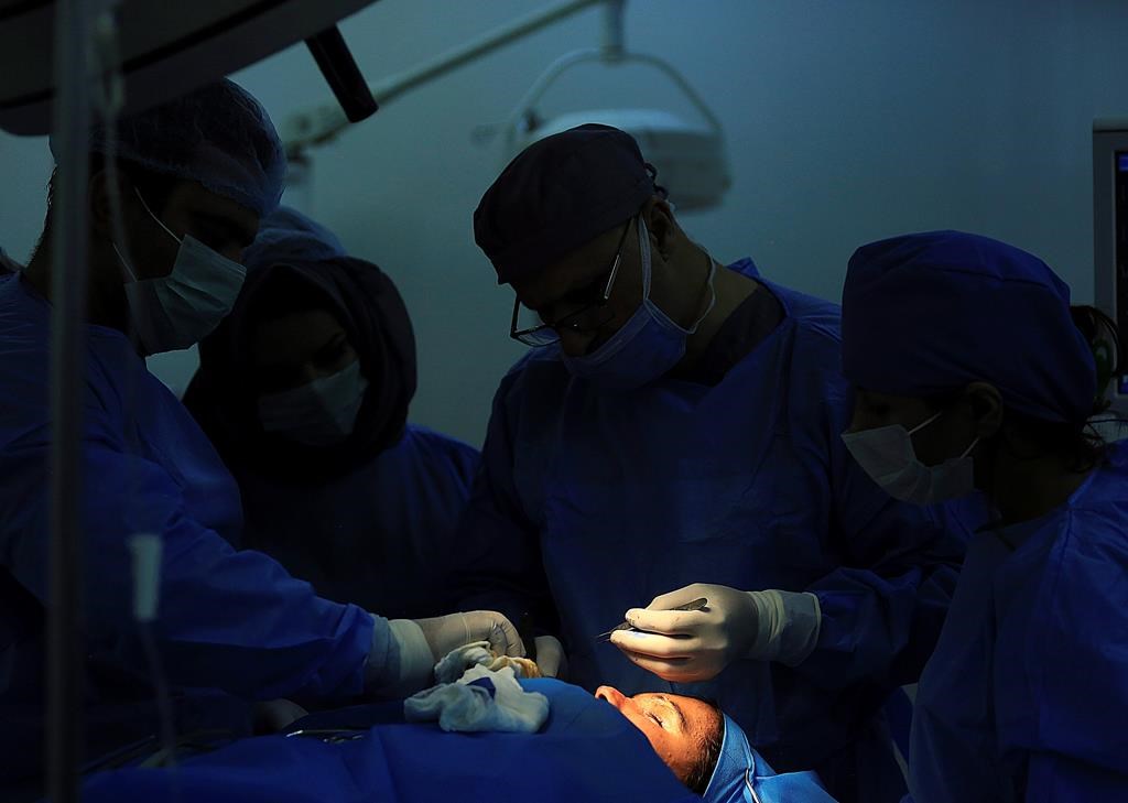 Les jeunes s'extirpent des tabous associés à la chirurgie esthétique