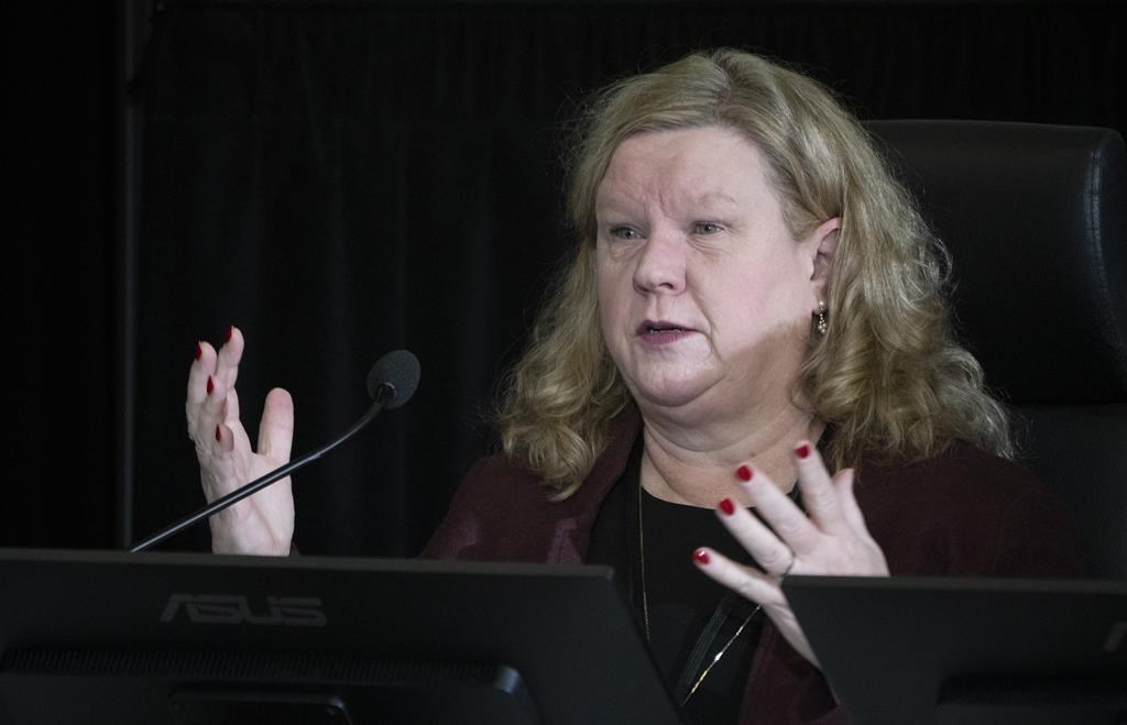 La crise des passeports a exposé des lacunes, dit la fonctionnaire en chef du Canada