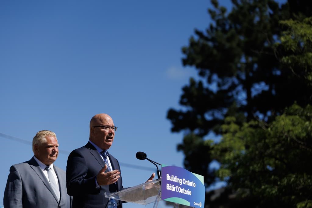 Des chefs autochtones réclament la démission du ministre ontarien du Logement