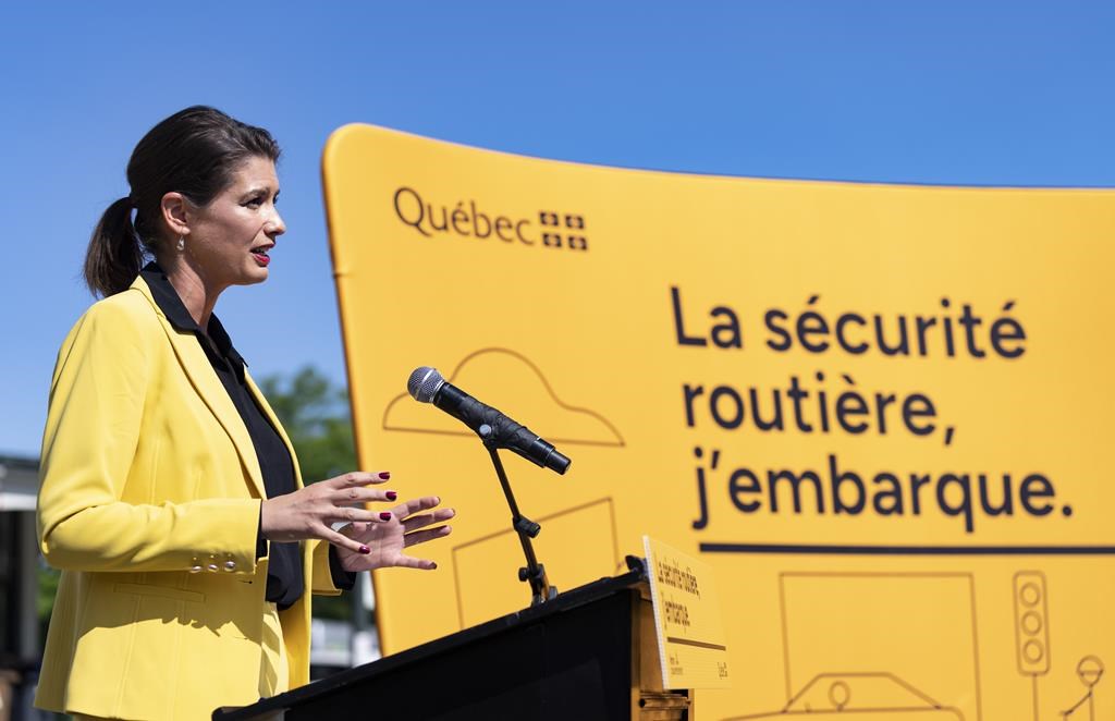 Guilbault est critiquée parce qu'elle ne semble pas porter sa ceinture en auto