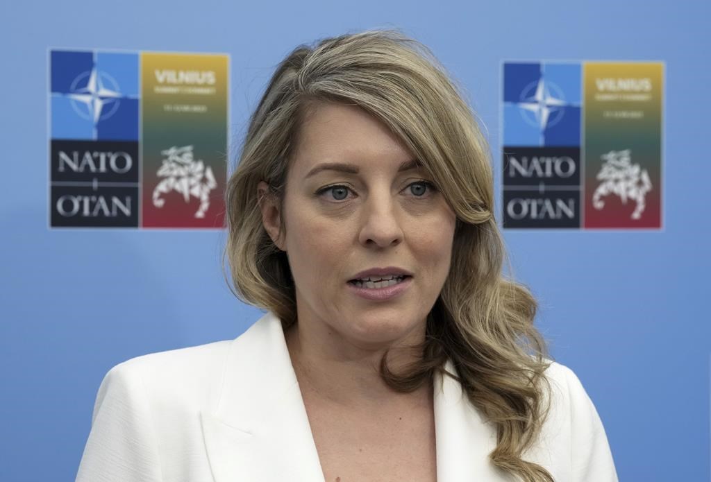 Ottawa «travaille sur plusieurs scénarios» en vue des élections américaines, dit Joly