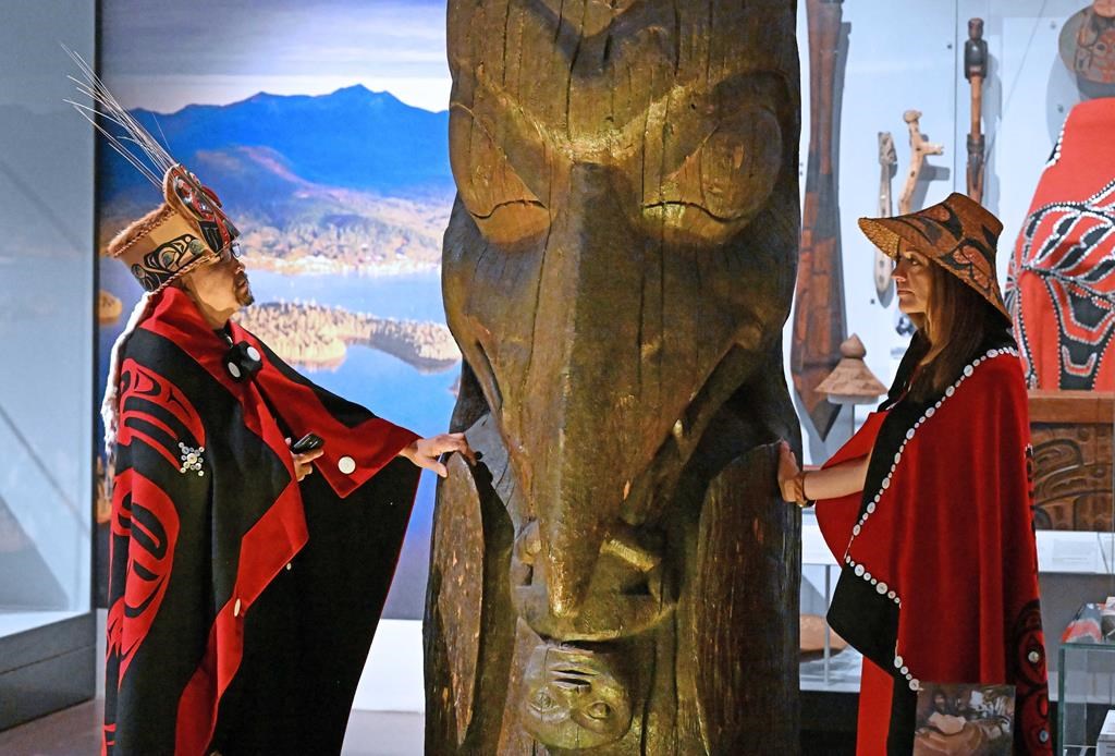 Un totem vieux de 160 ans rapatrié au Canada après avoir été exposé en Écosse