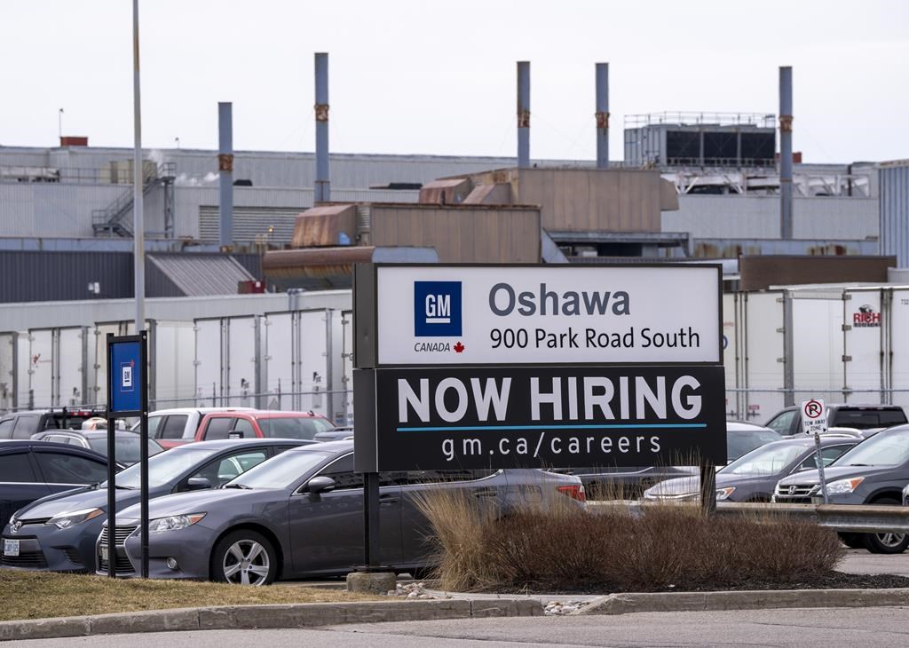 Les travailleurs votent pour autoriser les grèves chez GM, Ford et Stellantis