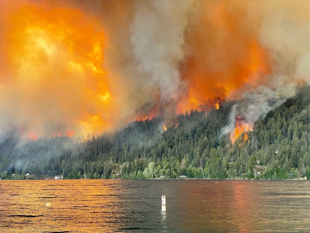 CB: cérémonie honorant un pompier décédé en luttant contre les feux de forêt