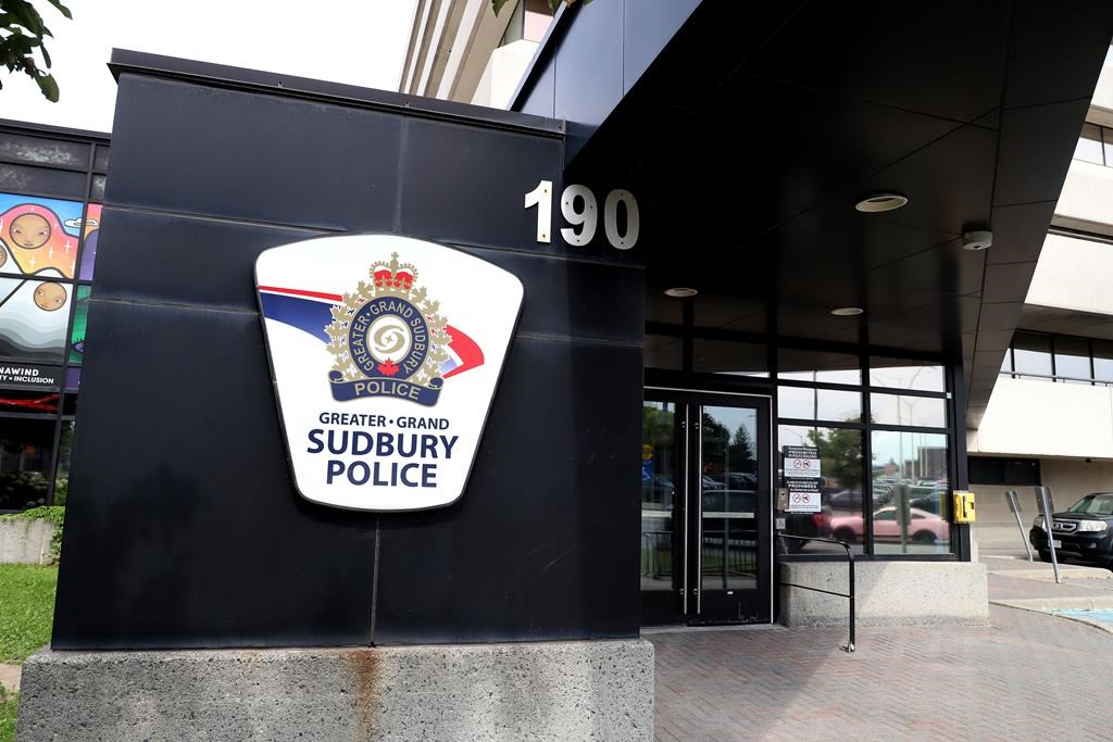 Un individu arrêté après en avoir poussé un autre vers un véhicule en mouvement