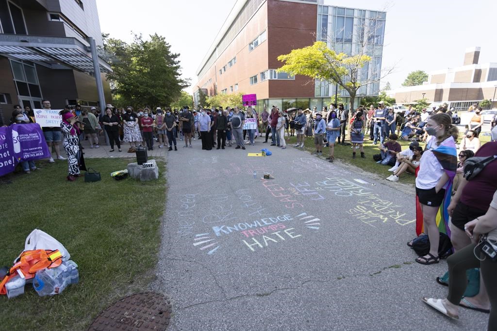 Les universités ontariennes resserrent la sécurité après l'agression de Waterloo