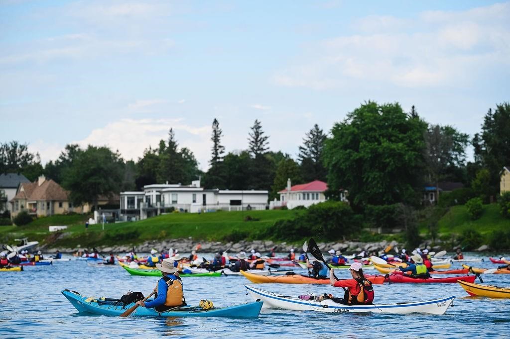 Des kayakistes pagaient sur le fleuve Saint-Laurent pour amasser des fonds