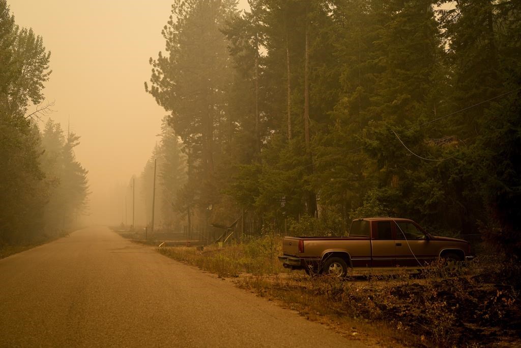 La pluie aide les pompiers à combattre les incendies en Colombie-Britannique