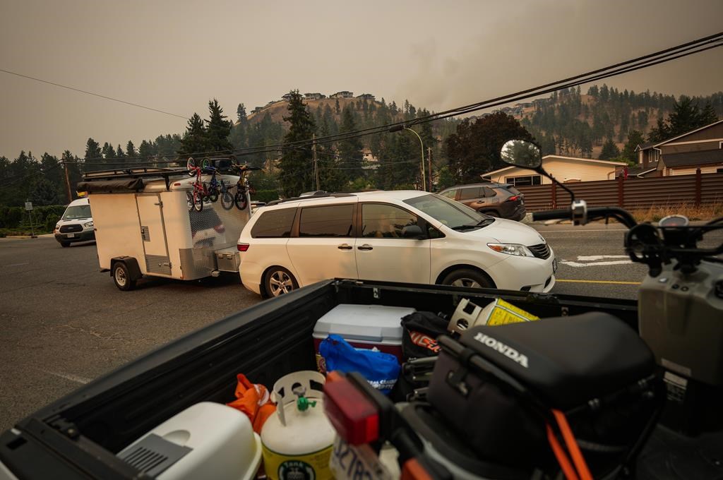 Incendies: des évacuations et des restrictions de voyage sont levées dans l'Okanagan