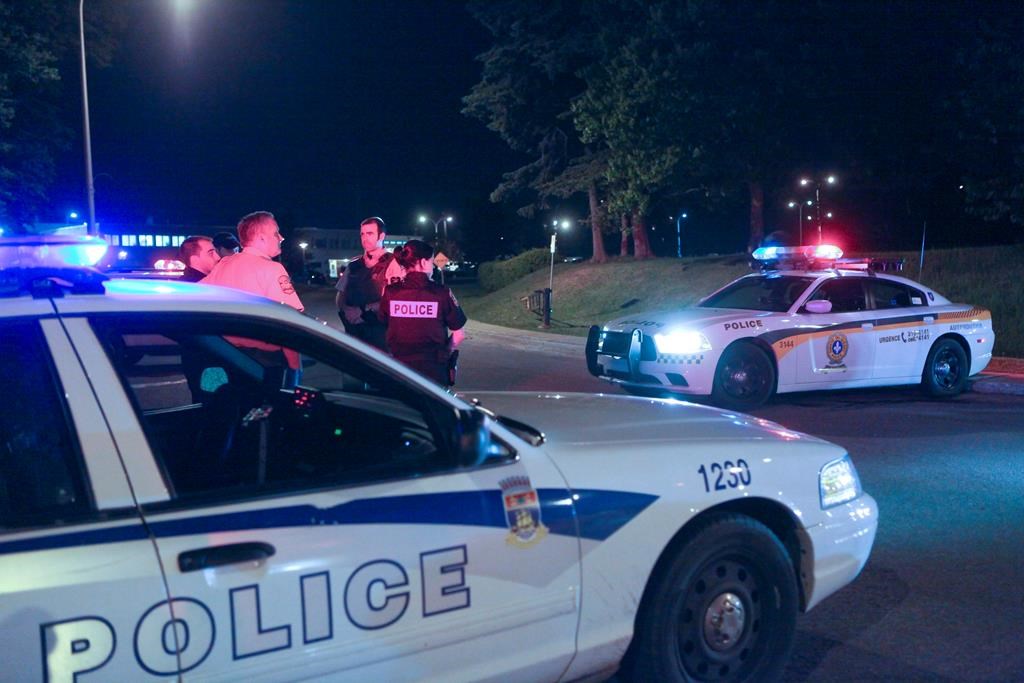 Québec: des voleurs coincés foncent en auto sur la police qui réplique avec des tirs