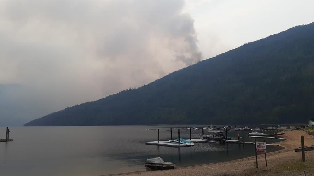 Des maisons dans trois zones de feux de forêt en C.-B. rétrogradent en état d'alerte