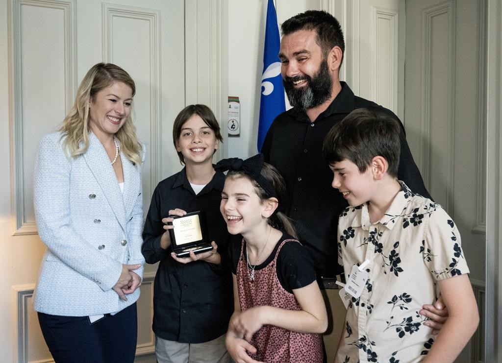 Un garçon de 12 ans qui sauve trois amis de la noyade honoré à l'Assemblée nationale