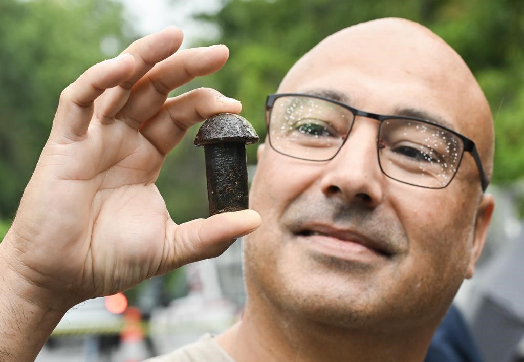 Des Montréalais obtiennent des rivets souvenirs de l'ancien pont Champlain