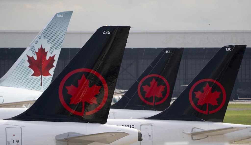 Les pilotes d'Air Canada tiennent un piquet de grève à l'aéroport Pearson de Toronto