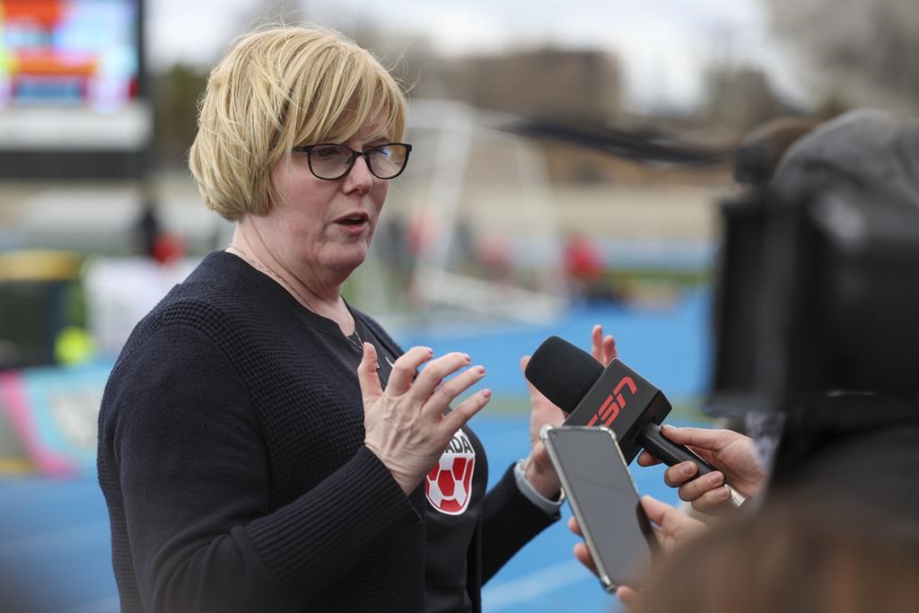 Culture du hockey: La ministre fédérale des Sports veut voir davantage de progrès