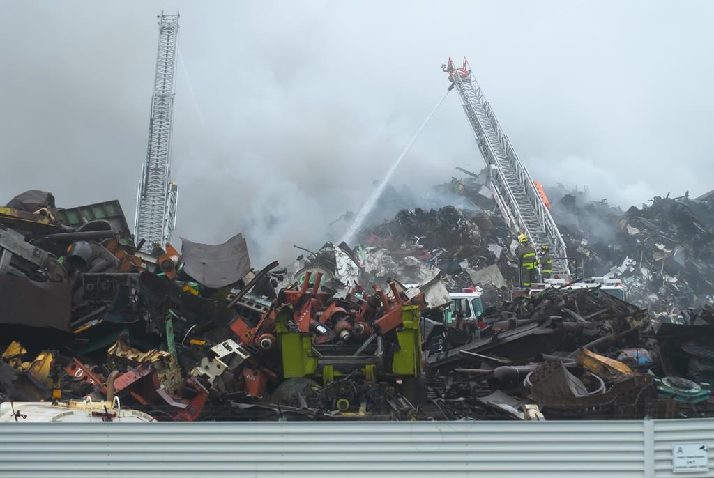 Le feu serait maîtrisé dans la montagne de ferraille au port de Saint-Jean, N.-B.