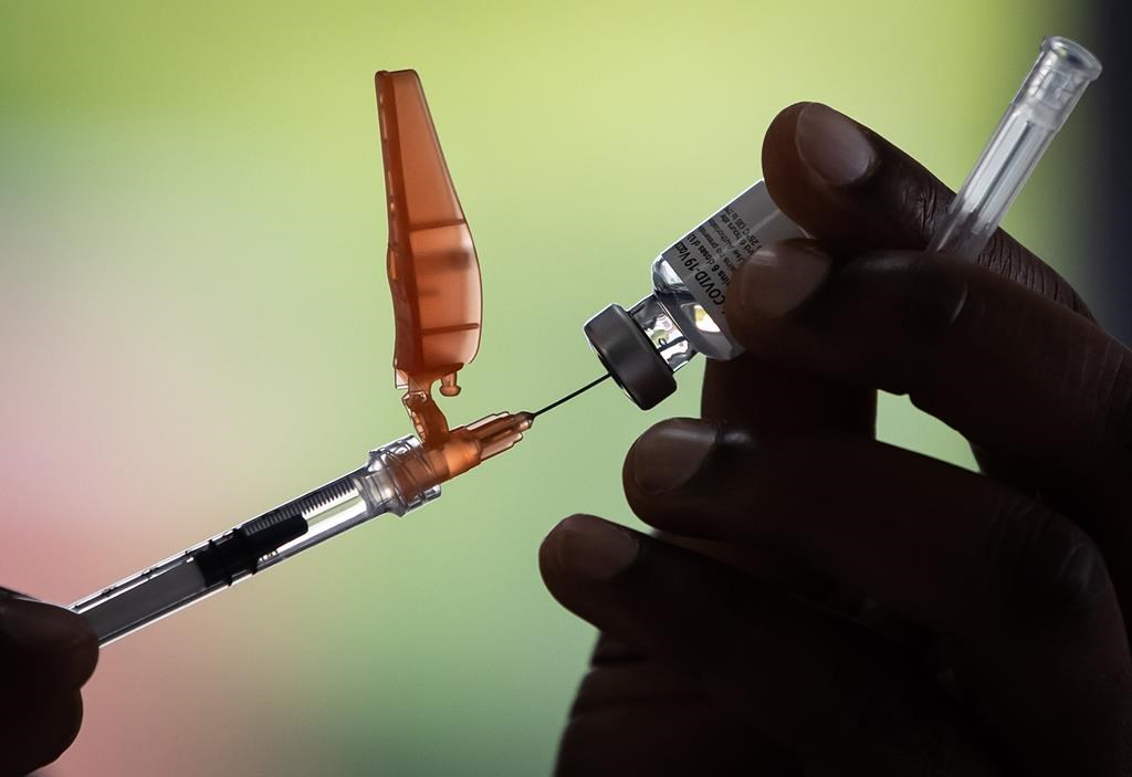 COVID-19: le Canada surveillera si les nouveaux vaccins sont efficaces