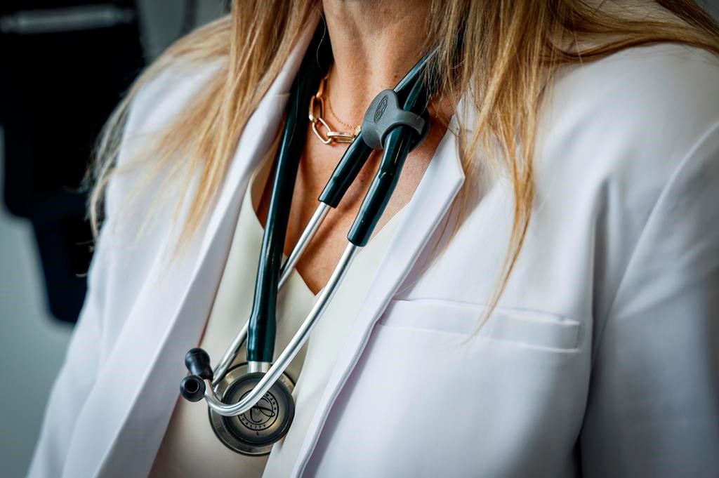 Québec veut obliger des médecins résidents étrangers à pratiquer en région