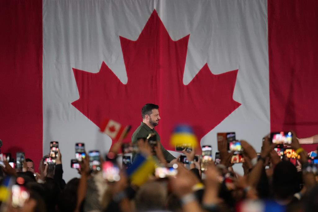 Zelensky, accompagné de Trudeau, salue une grande foule de partisans à Toronto