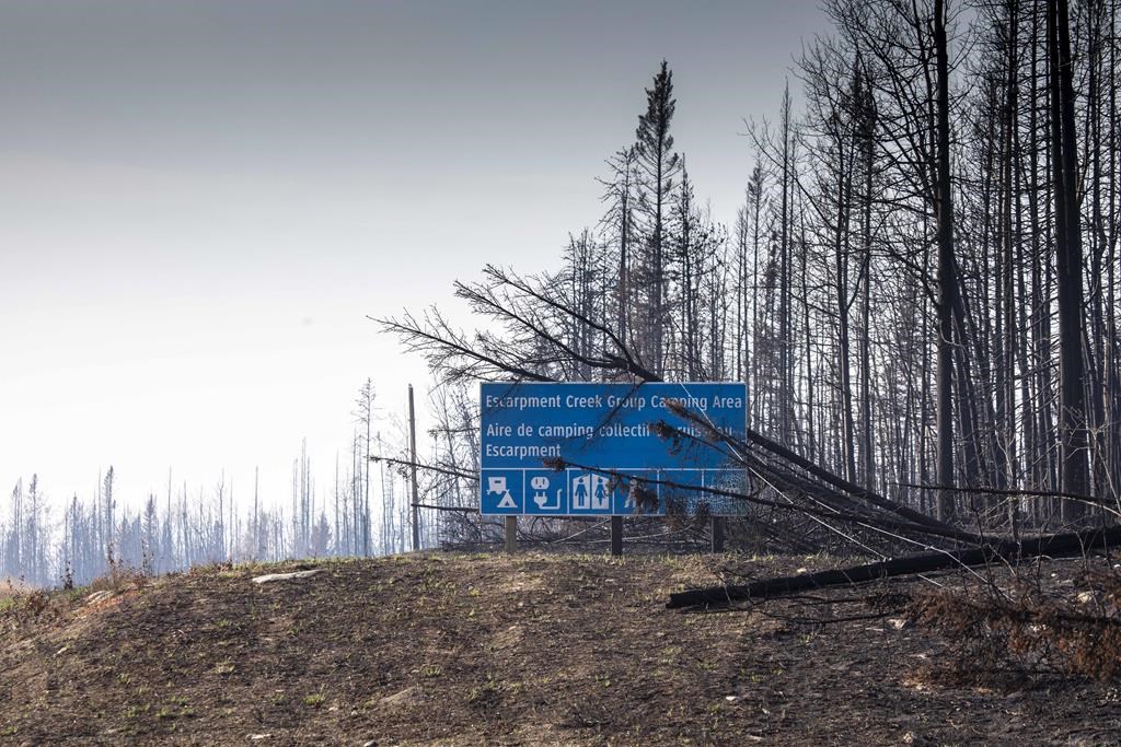 Les résidants de Hay River, dans les T.-N.-O., rentrent chez eux après cinq semaines
