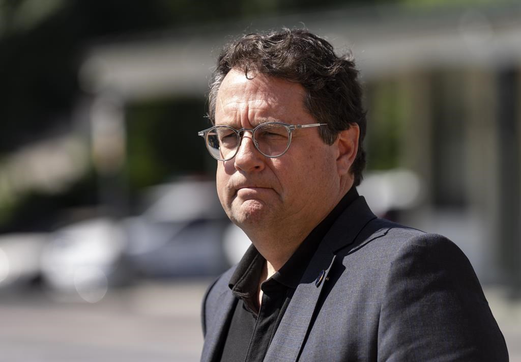 Effets sur les écoliers de la chaleur en classe: Drainville s'en remet aux directions