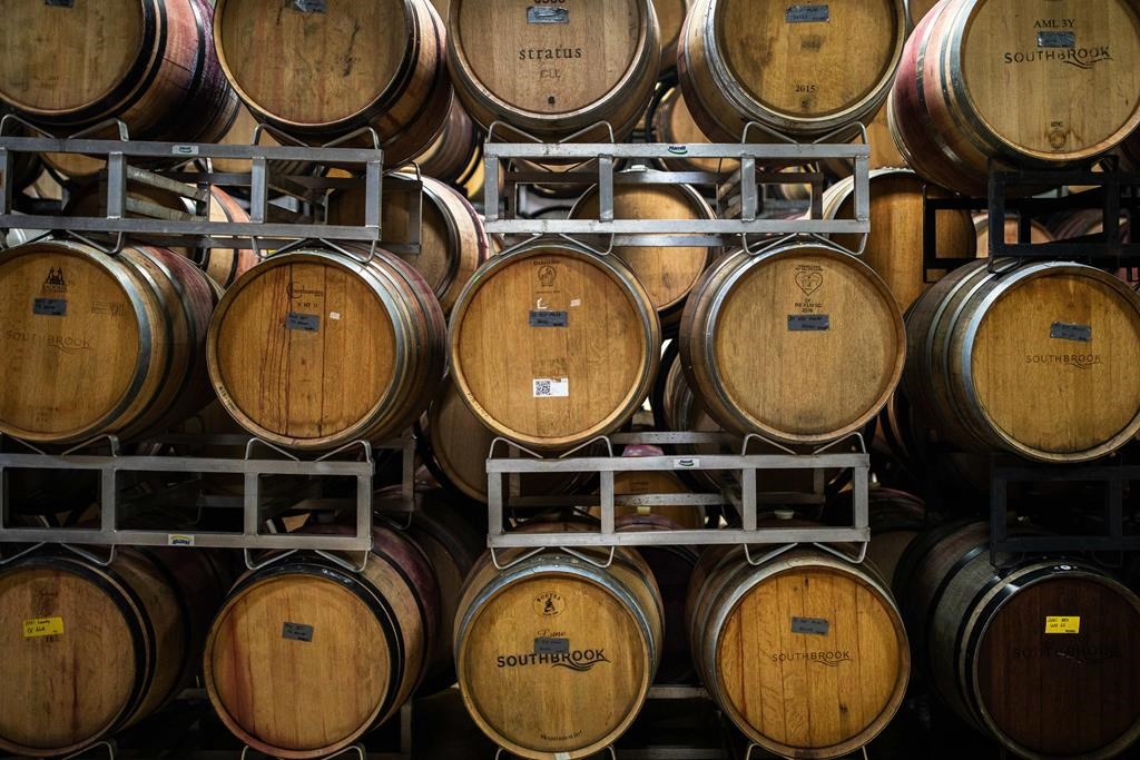 Députés et vignerons réclament l'abolition d'une taxe sur le vin en Ontario