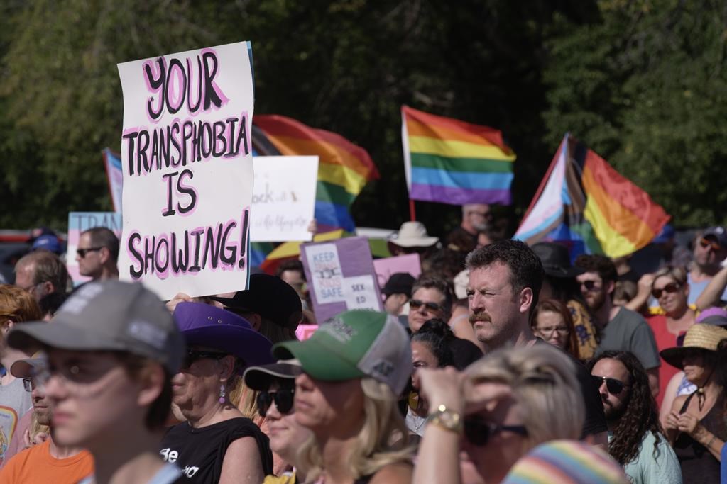 La politique de la Saskatchewan sur l'usage des pronoms à l'école violerait la loi
