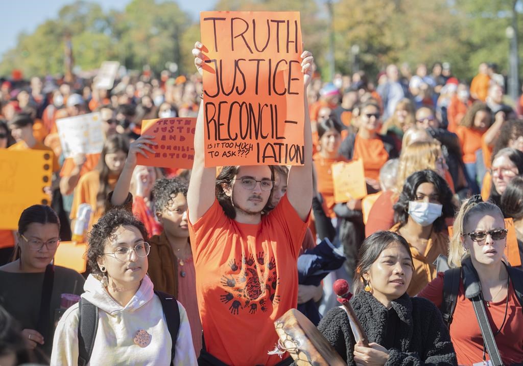 Une marche se déroule à Montréal pour la Journée de la vérité et de la réconciliation