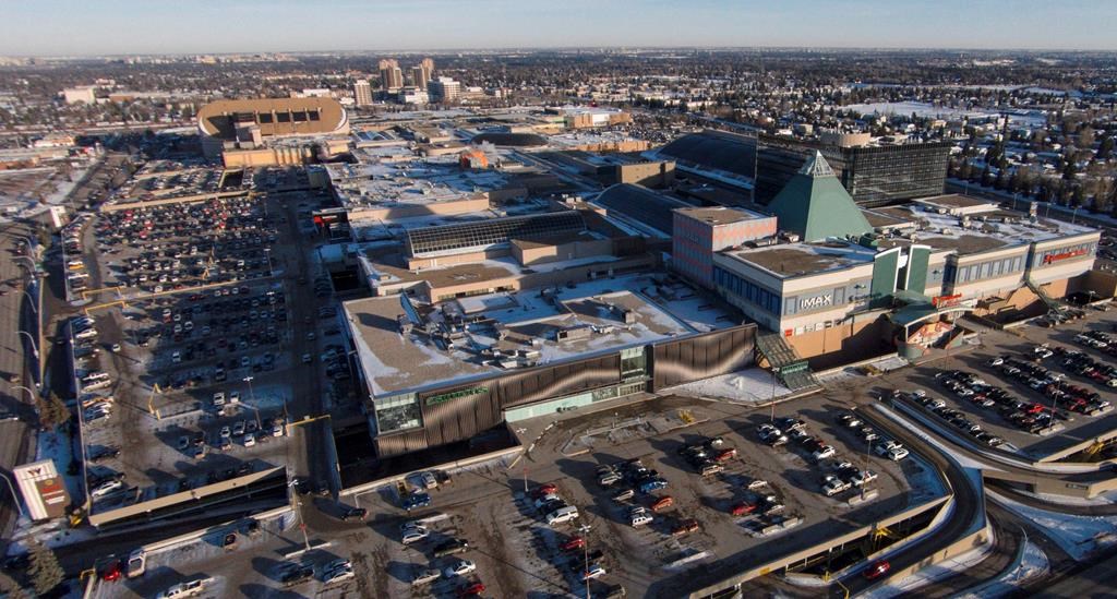 La police d'Edmonton enquête sur la mort d'un jeune homme dans un stationnement