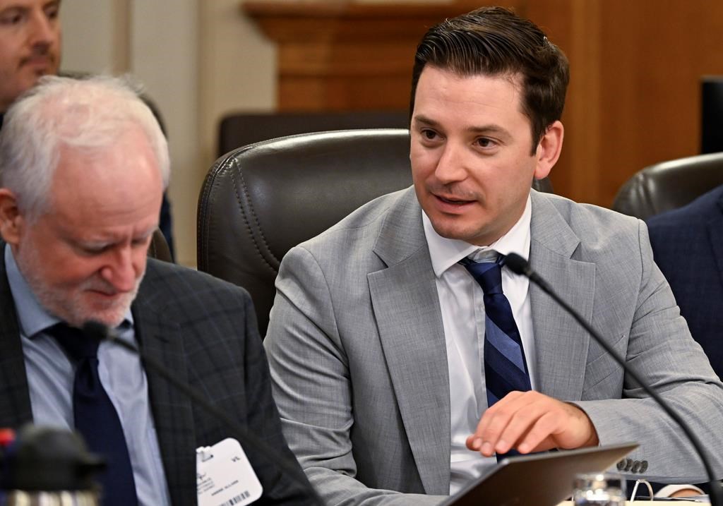 Simon Jolin-Barrette dépose le projet de loi 34 pour moderniser la pratique notariale