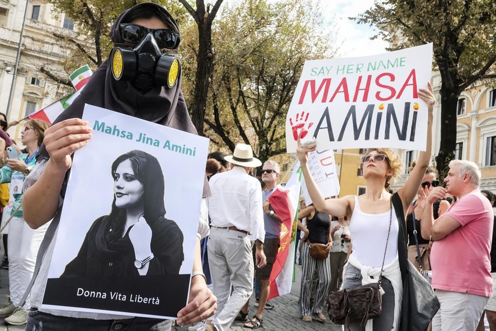 Un an après le décès de Masha Amini, le Québec marche en soutien à l'Iran