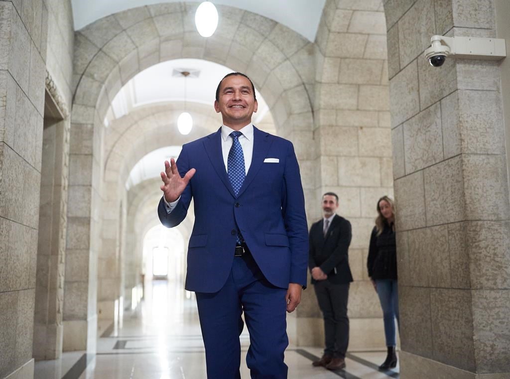 Le premier ministre manitobain Wab Kinew assermenté avec son cabinet
