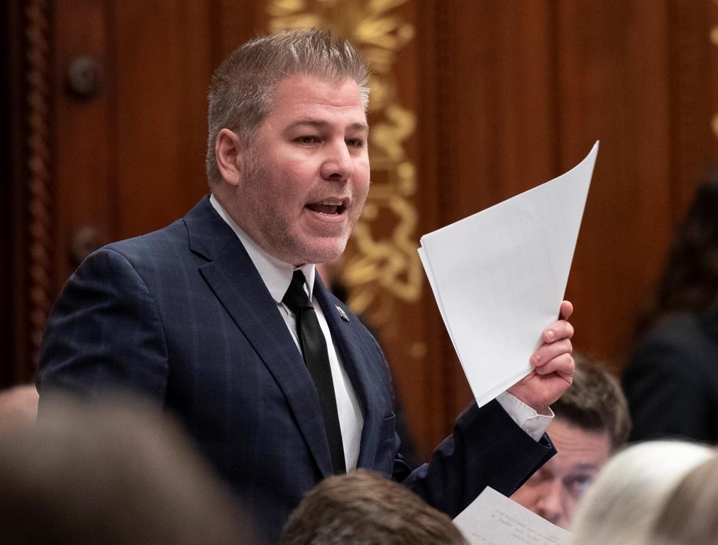Autrefois condamné par Legault, Clova est honoré par le Parlement