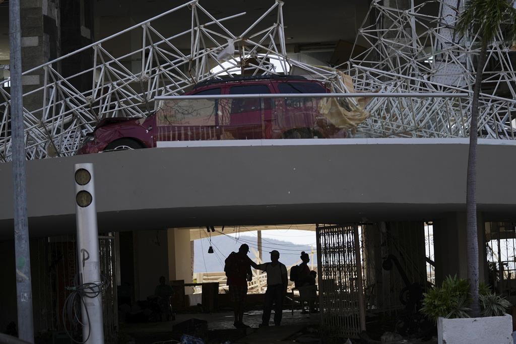 Acapulco dévastée par l'ouragan Otis: ruée des sinistrés vers les magasins abandonnés