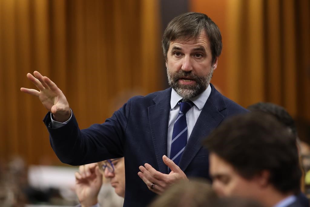 Guilbeault garde le cap sur le seuil d'émissions du pétrole malgré l'arrêt de la Cour