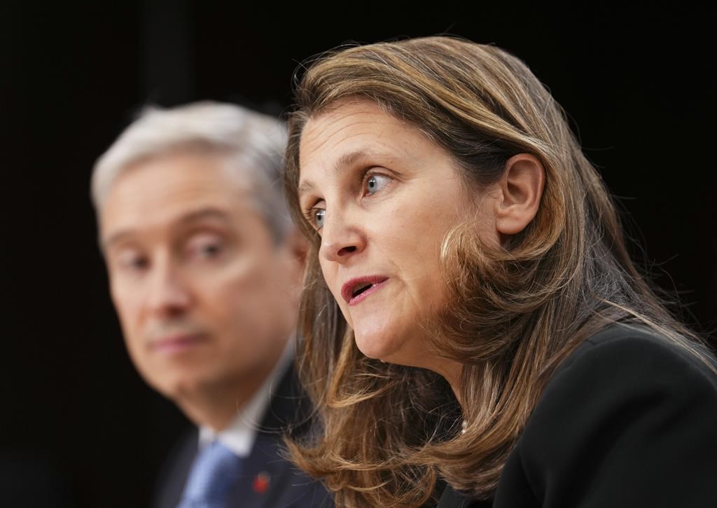 La ministre Freeland annonce des mesures pour réduire le coût des services bancaires