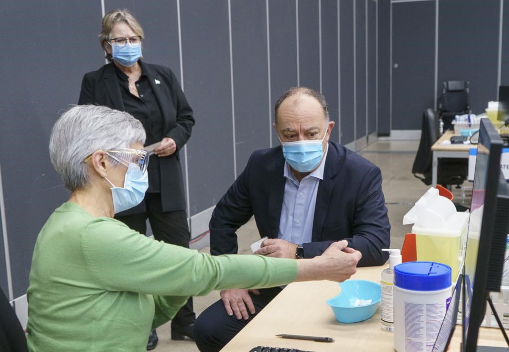 Vaccination contre la grippe et la COVID-19: un million de rendez-vous, annonce Dubé