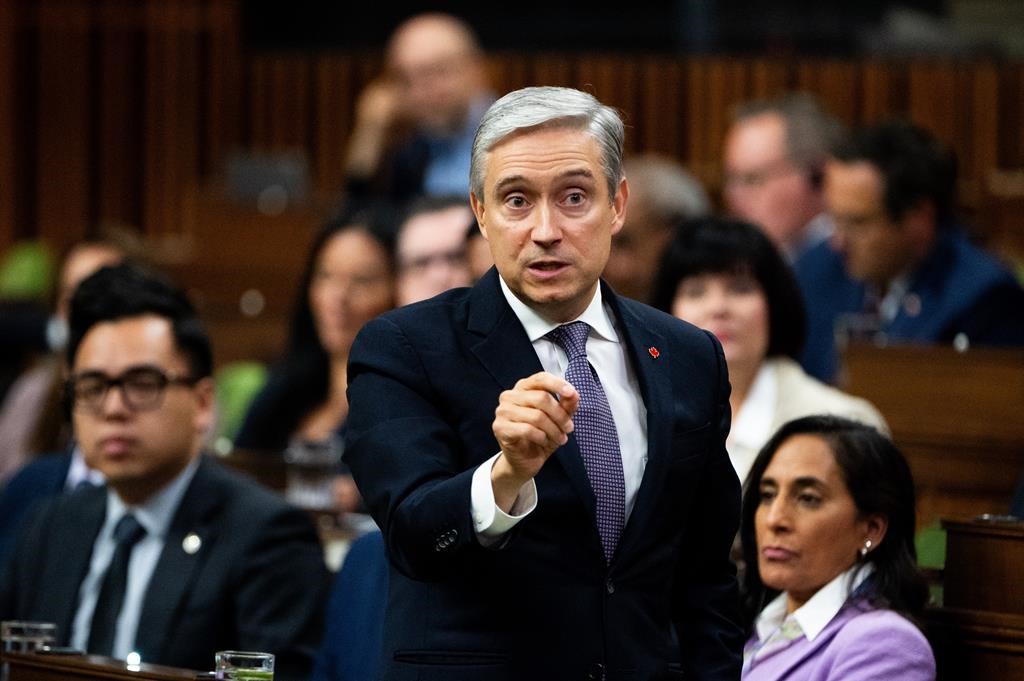 Champagne veut plus de transparence des épiciers canadiens à propos des prix