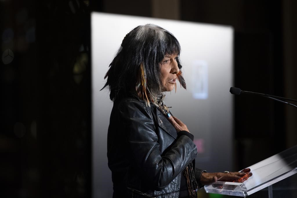 Les doutes sur l'identité de Buffy Sainte-Marie ébranlent les Premières Nations