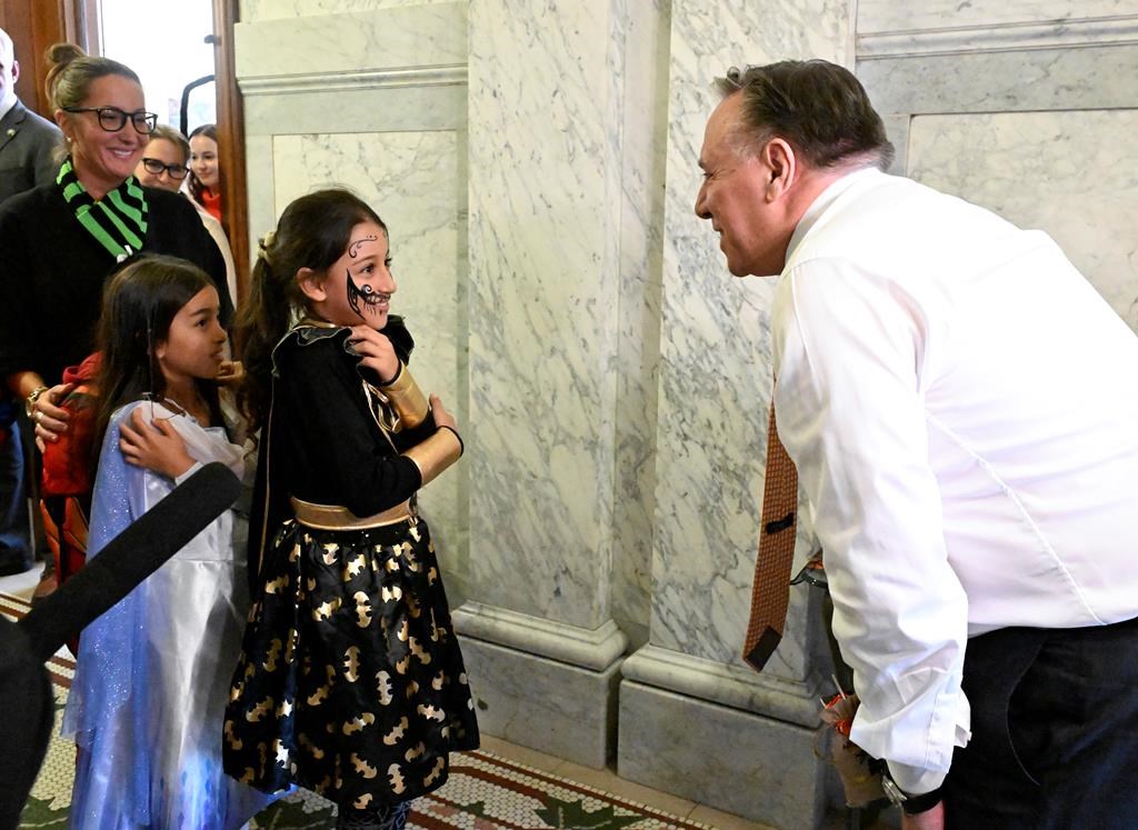 François Legault donne des bonbons à l'Halloween