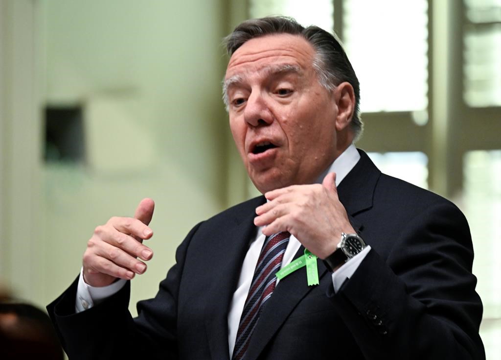 François Legault argumente avec des manifestants de la CSQ