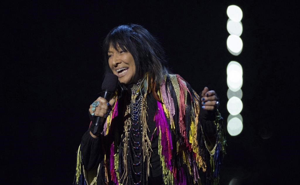 Un groupe autochtone réclame le retrait du prix Juno de Buffy Sainte-Marie