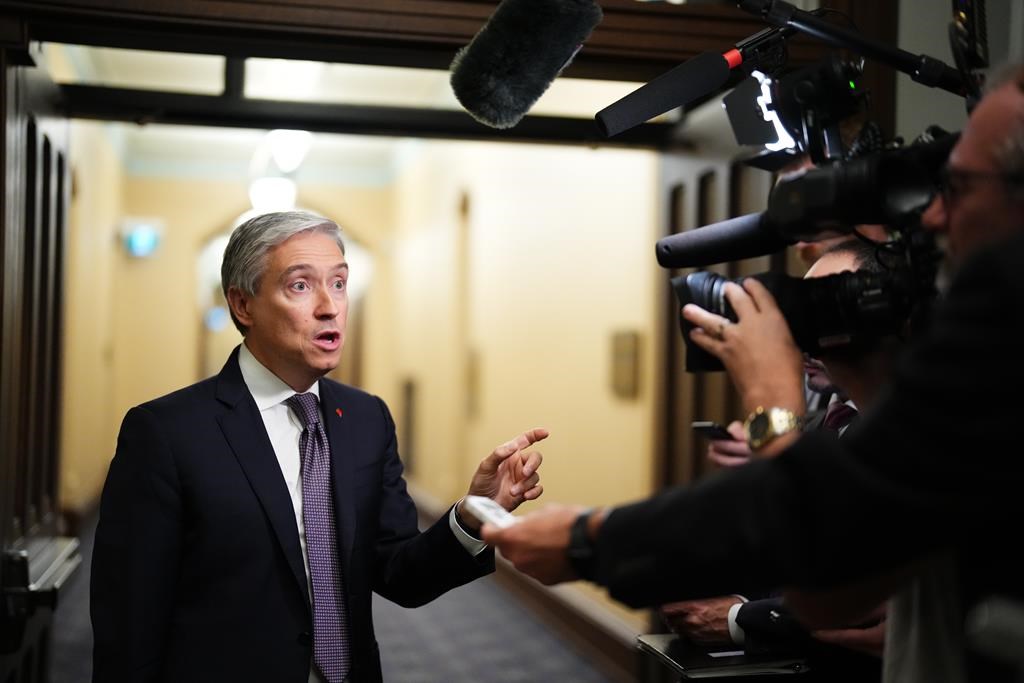 Le ministre Champagne dévoilera les mesures des épiciers pour stabiliser les prix